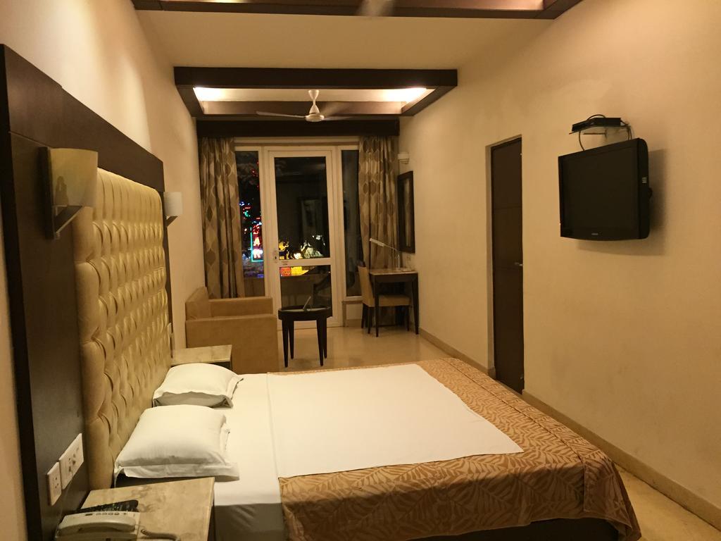 Metropolis Tourist Home New Delhi Exterior photo